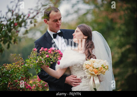 Junge elegante und herzhaften Hochzeitspaar in Liebe auf den Straßen von Krakau, Polen Stockfoto