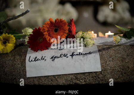 Mailand, Italien. 14. November 2015. Denkmal von Blumen und Kerzen. Reaktion auf den tödlichen Anschlägen in Paris des 13. November Stockfoto