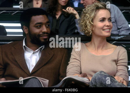 Erscheinungsdatum: 28. Januar 2005 Film Titel: Melinda und Melinda STUDIO: Fox Searchlight Bilder Regie: Woody Allen PLOT: zwei wechselnde Geschichten über Melinda (Mitchell) versucht zu begradigen, ihr Leben.   Im Bild: CHIWETEL EJIOFOR als Ellis und RADHA MITCHELL als Melinda.   (Bild Kredit: C Fox Searchlight Pictures/Entertainment Pictures) Stockfoto