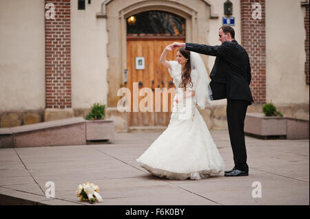 Junge elegante und herzhaften Hochzeitspaar in Liebe auf den Straßen von Krakau, Polen Stockfoto