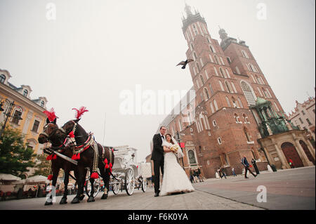 Junge elegante und herzhaften Hochzeitspaar in Liebe auf den Straßen von Krakau, Polen Stockfoto