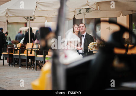 Junge elegante und herzhaften Hochzeitspaar in Liebe auf den Straßen von Krakau, Polen Stockfoto