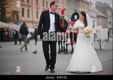 Junge elegante und herzhaften Hochzeitspaar in Liebe auf den Straßen von Krakau, Polen Stockfoto