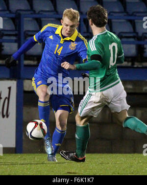 Lurgan, UK. 17. November 2015. Ukraine besiegt Nordirland 2: 1 in das heutige Spiel im Mourneview Park, Lurgan, Nordirland. Der Ukraine zwei Tore wurden von Viktor Kovalenko (14), in Aktion hier mit der Nordirland-Torschütze Seamus McCartan. David Hunter/Alamy Live-Nachrichten. Stockfoto