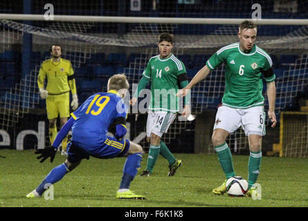 Lurgan, UK. 17. November 2015. Ukraine besiegt Nordirland 2: 1 in das heutige Spiel im Mourneview Park, Lurgan, Nordirland. Nordirland-Verteidiger Darren McKinght (6) kommt nach vorn für Nordirland. David Hunter/Alamy Live-Nachrichten. Stockfoto