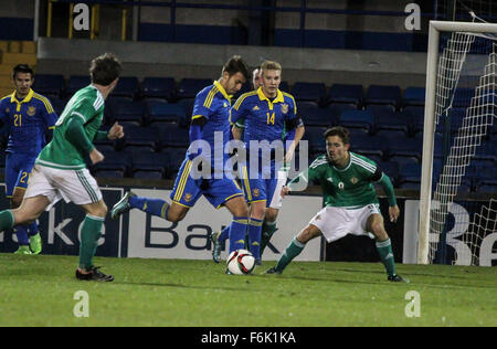 Lurgan, UK. 17. November 2015. Der Ukraine Vladlen Yurchenko (blau, 10) schießt in Tonights Spiel gegen Nordirland im Mourneview Park, Lurgan, Nordirland. Ukraine 2: 1 gewonnen mit beide Tore von Viktor Kovalenko (blau 14). David Hunter/Alamy Live-Nachrichten. Stockfoto