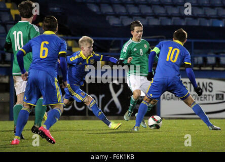 Lurgan, UK. 17. November 2015. Northern Ireland Lewis Maloney (8) ist von Ukraine Spieler im Spiel im Mourneview Park, Lurgan, Nordirland geschlossen. David Hunter/Alamy Live-Nachrichten. Stockfoto