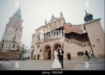 Junge elegante und herzhaften Hochzeitspaar in Liebe auf den Straßen von Krakau, Polen Stockfoto