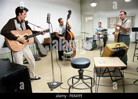 Datum der Freigabe: 18. November 2005. FILMTITEL: Walk the Line. STUDIO: Fox 2000 Pictures. PLOT: Eine Chronik der Country-Musik-Legende Johnny Cashs Leben, von seinen frühen Tagen auf einer Baumwollfarm Arkansas, seinen Aufstieg zum Ruhm mit Sun Records in Memphis, wo er neben Carl Perkins, Elvis Presley und Jerry erfasst. Im Bild: TYLER HILTON als Elvis Presley. Stockfoto