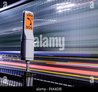 Notfall-Telefon in der Nacht von M48 Autobahn in der Nähe der Severn-Brücke. LKW Lichtspuren werden angezeigt. Stockfoto