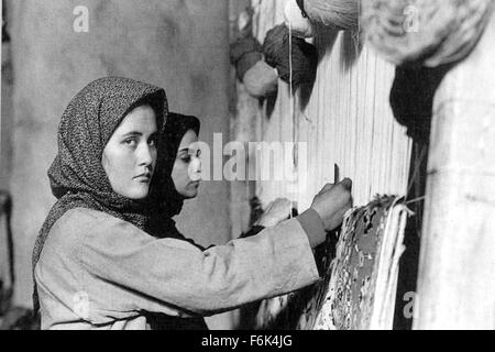 Erscheinungsdatum: 29. Juli 2004. FILMTITEL: Töchter der Sonne STUDIO: Farabi Cinema Foundation. PLOT: Amangol (Altinay Ghelich Taghani) ist die älteste Tochter in einer armen ländlichen Familie. Zu helfen, sie zu unterstützen... Stockfoto