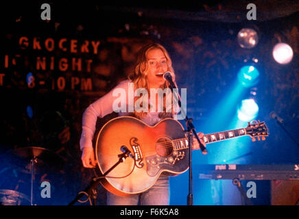 Datum der Freigabe: 4. August 2000.   FILMTITEL: Coyote Ugly.   STUDIO: Touchstone Pictures.   PLOT: Aufstrebende Songwriter Violet Sanford, nach dem Aufstehen eines Job in einer Frauen-Run NYC-Bar, die seine männlichen Gönner neckt kommt aus ihrem Schneckenhaus.   Im Bild: PIPER PERABO als Violet Sanford (Bild Kredit: C Touchstone Pictures/Entertainment Pictures) Stockfoto