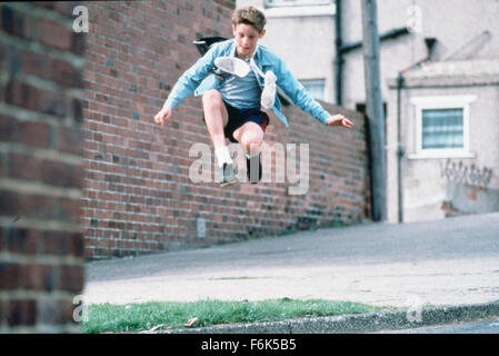 Datum der Freigabe: 12. Oktober 2000.   FILMTITEL: Billy Elliot.   STUDIO: BBC Filme.   PLOT: Legen Sie vor dem Hintergrund der 1984 Bergmann Streik, ist Billy Elliot ein 11 Jahre alter Junge, der aus dem Boxring und auf den Ballett-Boden stolpert. Er steht vor vielen Prüfungen und Triumphe, während er sich bemüht, seine Familie Set Wege, Zerrissenheit und stehen auf den Zehen zu erobern.   Im Bild: JAMIE BELL als Billy Eliot.   (Bild Kredit: C BBC Filme/Unterhaltung Bilder) Stockfoto