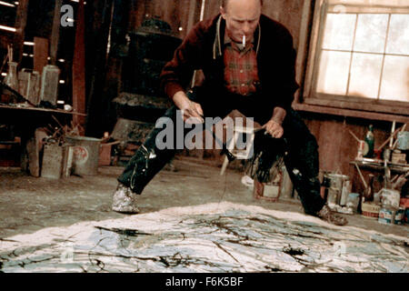 Erscheinungsdatum: 30. September 2000. FILMTITEL: Pollock. STUDIO: Fred Berner Filme. PLOT: Am Ende der vierziger Jahre, ist abstrakter Expressionist Jackson Pollock (1912-1956) im Life-Magazin vorgestellt. Rückblende bis 1941, lebt er mit seinem Bruder in einer kleinen Wohnung in New York City, zu viel zu trinken und eine gelegentliche Malerei in Gruppenausstellungen präsentiert. Das ist, wenn er trifft Künstler Lee Krasner, die ihre Karriere auf Eis zu seinem Begleiter, Liebhaber, Champion, Frau, und im wesentlichen ausdrückt, Hausmeister. IM BILD:. Stockfoto