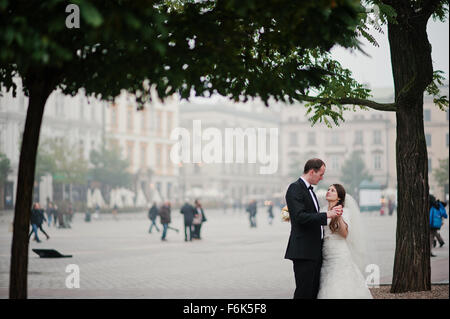 Junge elegante und herzhaften Hochzeitspaar in Liebe auf den Straßen von Krakau, Polen Stockfoto