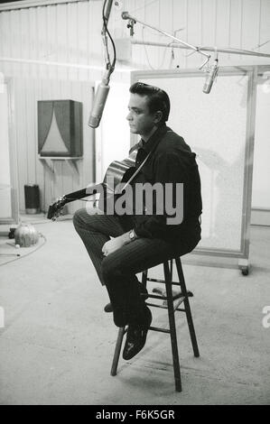 Datum der Freigabe: 18. November 2005. FILMTITEL: Walk the Line. STUDIO: Fox 2000 Pictures. PLOT: Eine Chronik der Country-Musik-Legende Johnny Cashs Leben, von seinen frühen Tagen auf einer Baumwollfarm Arkansas, seinen Aufstieg zum Ruhm mit Sun Records in Memphis, wo er neben Carl Perkins, Elvis Presley und Jerry erfasst. IM BILD: JOHNNY CASH. Stockfoto