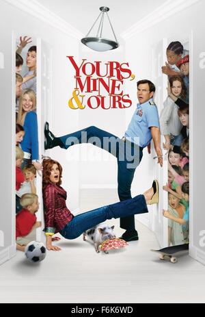 Erscheinungsdatum: 23. November 2005. FILMTITEL: Yours, Mine und Ours. STUDIO: Paramount Pictures. PLOT: Eine verwitwete Küstenwache Admiral und Witwe Handtasche Designer verlieben sich ineinander und heiraten, viel zum Schrecken ihrer 10 und seinen 8 Kindern. Im Bild: DENNIS QUAID als Frank und RENE RUSSO als Helen. Stockfoto