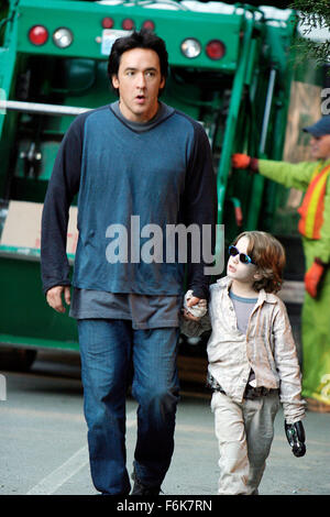 18. Januar 2006; Vancouver, BC, Kanada; Schauspieler JOHN CUSAC und BOBBY COLEMAN als Dennis in der Menno Meyjes gerichtet Komödie "The Martian Child." Release-Datum unbekannt. Obligatorische Credit: Foto von Alan Markfield/New Line Cinema. (Ac) Copyright 2006 von mit freundlicher Genehmigung von New Line Cinema Stockfoto