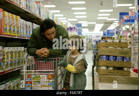 18. Januar 2006; Vancouver, BC, Kanada; Schauspieler JOHN CUSAC und BOBBY COLEMAN als Dennis in der Menno Meyjes gerichtet Komödie "The Martian Child." Release-Datum unbekannt. Obligatorische Credit: Foto von Alan Markfield/New Line Cinema. (Ac) Copyright 2006 von mit freundlicher Genehmigung von New Line Cinema Stockfoto