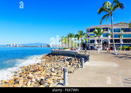 Hauptpromenade namens Paseo Diaz Ordaz, El Centro Distrikt, in Puerto Vallarta mit Bahia de Banderas, Mexiko Stockfoto