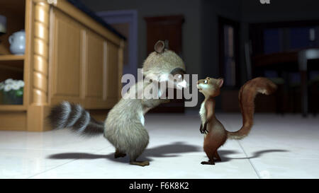 Datum der Freigabe: 19. Mai 2006. FILMTITEL: Ab durch die Hecke. STUDIO: DreamWorks. PLOT: Ein hinterhältiges Waschbär Narren eine nicht übereinstimmende Familie von Waldwesen in das helfen er die Rückzahlung einer Schuld von Lebensmitteln, mit dem Einmarsch der neuen s-Bahn zu wuchern, die aufgetaucht, während sie waren Winterschlaf... und lernt eine Lektion über die Familie selbst. IM BILD:. Stockfoto