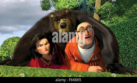 Datum der Freigabe: 19. Mai 2006. FILMTITEL: Ab durch die Hecke. STUDIO: DreamWorks. PLOT: Ein hinterhältiges Waschbär Narren eine nicht übereinstimmende Familie von Waldwesen in das helfen er die Rückzahlung einer Schuld von Lebensmitteln, mit dem Einmarsch der neuen s-Bahn zu wuchern, die aufgetaucht, während sie waren Winterschlaf... und lernt eine Lektion über die Familie selbst. IM BILD:. Stockfoto