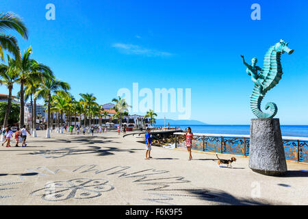 Hauptpromenade namens Paseo Diaz Ordaz, El Centro Distrikt, in Puerto Vallarta mit Bahia de Banderas, Mexiko Stockfoto