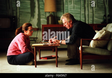 Datum der Freigabe: 4. Mai 2006. FILMTITEL: Snow Cake. STUDIO: Revolution Filme. PLOT: Eine Drama konzentriert sich auf die Freundschaft zwischen einer High-functioning Autismus Frau (Weaver) und ein Mann (Rickman), der nach einem tödlichen Autounfall traumatisiert ist. Im Bild: SIGOURNEY WEAVER als Linda Freeman und ALAN RICKMAN als Alex Hughes. Stockfoto