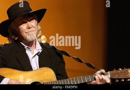 Datum der Freigabe: 10. Februar 2006. FILMTITEL: Neil Young: Heart of Gold. STUDIO: Clinica Estetico. PLOT: Ein Film gedreht über während einer zwei-Nächte-Performance von Neil Young in Nashvilles Ryman Auditorium. Bild: Neil Young als sich selbst. Stockfoto