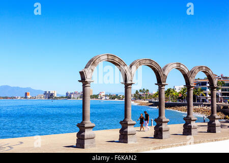 Hauptpromenade namens Paseo Diaz Ordaz, El Centro Distrikt, El Macelon, in Puerto Vallarta mit Bahia de Banderas, Mexiko Stockfoto