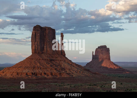 Die Sonne geht auf Handschuh von Westen und Osten Mitten Buttes. Stockfoto