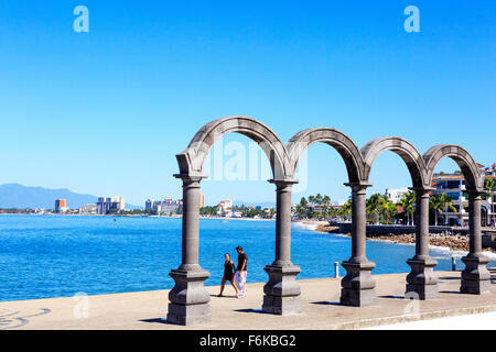 Hauptpromenade namens Paseo Diaz Ordaz, El Centro Distrikt, El Macelon, in Puerto Vallarta mit Bahia de Banderas, Mexiko Stockfoto