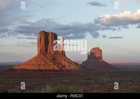 Die Sonne geht auf Handschuh von Westen und Osten Mitten Buttes. Stockfoto