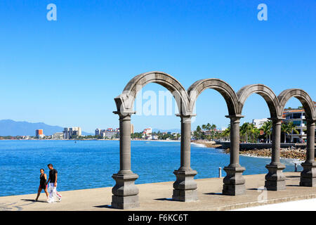 Hauptpromenade namens Paseo Diaz Ordaz, El Centro Distrikt, El Macelon, in Puerto Vallarta mit Bahia de Banderas, Mexiko Stockfoto