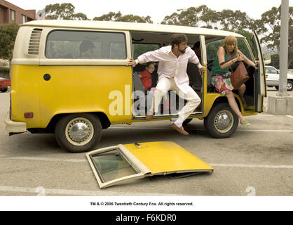 12. Juli 2006; Los Angeles, Kalifornien, USA; (L-R): Schauspielerin ABIGAIL BRESLIN als Olive, STEVE CARELL als Frank und TONI COLLETTE als Sheryl in Jonathan Dayton und Valerie Faris gerichtet Komödie/Drama, "Little Miss Sunshine." 26. Juli 2006 freigegeben werden soll. Obligatorische Credit: Foto von Fox Searchlight Pictures. (c) Copyright 2006 von mit freundlicher Genehmigung von Fox Searchlight Pictures Stockfoto