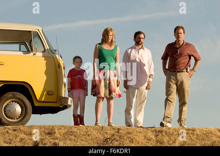 12. Juli 2006; Los Angeles, Kalifornien, USA; (L-R): Schauspielerin ABIGAIL BRESLIN als Olive, TONI COLLETTE als Sheryl, STEVE CARELL als Frank und GREG KINNEAR als Richard in der Jonathan Dayton und Valerie Faris gerichtet Komödie/Drama, "Little Miss Sunshine." 26. Juli 2006 freigegeben werden soll. Obligatorische Credit: Foto von Fox Searchlight Pictures. (c) Copyright 2006 von mit freundlicher Genehmigung von Fox Searchlight Pictures Stockfoto