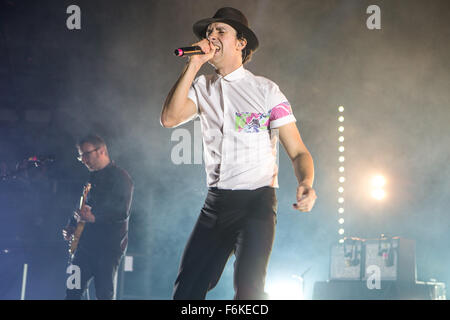 Ringlokschuppen, Camden, London, UK 17. November 2015-Kredit-Maximo Park erklingt in Camden Roundhouse, London Paul Smith Maximo Park auf der Bühne im Roundhouse, London: Richard Soans/Alamy Live News Stockfoto