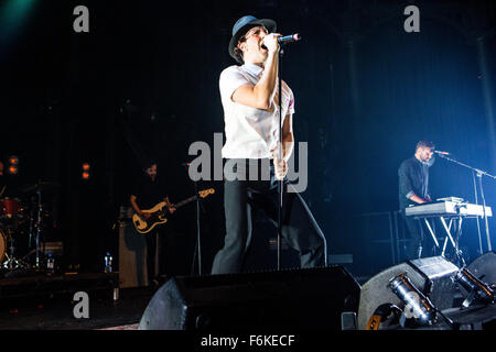 Ringlokschuppen, Camden, London, UK 17. November 2015-Kredit-Maximo Park erklingt in Camden Roundhouse, London Paul Smith Maximo Park auf der Bühne im Roundhouse, London: Richard Soans/Alamy Live News Stockfoto