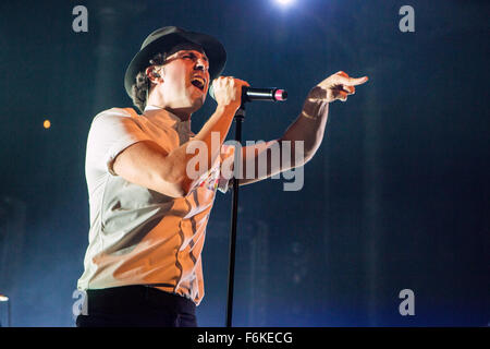 Ringlokschuppen, Camden, London, UK 17. November 2015-Kredit-Maximo Park erklingt in Camden Roundhouse, London Paul Smith Maximo Park auf der Bühne im Roundhouse, London: Richard Soans/Alamy Live News Stockfoto