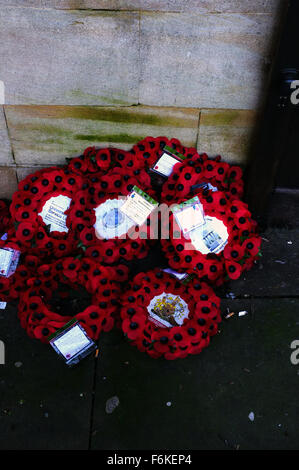 Ein Haufen von Mohn Kränze in einem Haufen auf dem Boden in Brighton. Stockfoto