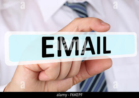 Unternehmer-Business-Konzept mit dem Senden von E-Mails per E-Mail über das Internet auf computer Stockfoto