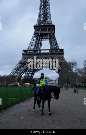 Paris, Frankreich. 17. November 2015. Ein berittener Polizisten bewacht das Gebiet rund um den Eiffelturm. Das Gebiet rund um den Eiffelturm wurde evakuiert, nachdem ein Bombe Thread eingegangen waren. Nachdem das Gebiet ausgecheckt wurde, kein Gerät gefunden wurde und das Gebiet wieder für die Öffentlichkeit eröffnet wurde. Bildnachweis: Michael Debets/Pacific Press/Alamy Live-Nachrichten Stockfoto