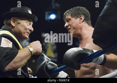 Datum der Freigabe: 20. Dezember 2006. FILMTITEL: Rocky Balboa. STUDIO: Columbia Pictures. PLOT: Rocky Balboa kommt aus dem Ruhestand zu steigen in den Ring zum letzten Mal der Schwergewichts-Champion Mason "The Line" Dixon. Im Bild: SYLVESTER STALLONE als Rocky Balboa und BURT YOUNG als Paulie. Stockfoto