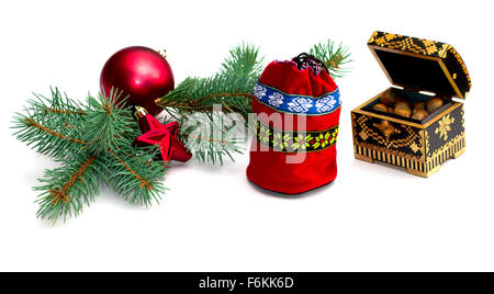 Tanne Zweig, Tasche und Schatulle mit Nüsschen, isolieren, winter Stockfoto