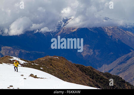 Trekker auf Kopra Grat in den Annapurnas Stockfoto