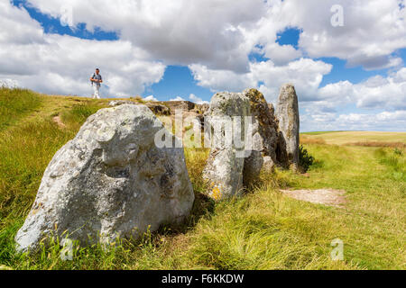 West Kennet Long Barrow prähistorischen neolithische Grab in der Nähe von Avebury, Wiltshire, England, Vereinigtes Königreich, Europa. Stockfoto