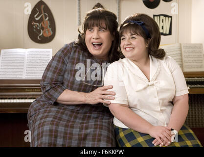 11. Januar 2007; Toronto, ON, Kanada; Datum der Freigabe: 20. Juli 2007. Regie: Adam Shankman. STUDIO: Storyline Entertainment/New Line Cinema. PLOT: Angenehm plump Teenager Tracy Turnblad (Blonsky) lehrt 1962 Baltimore, ein oder zwei Dinge über Integration nach der Landung einen Platz auf einem lokalen TV-Tanz-Show. Bild: (L-R) Schauspieler JOHN TRAVOLTA als Edna Turnblad und Schauspielerin NIKKI BLONSKY als Tracy Turnblad. Obligatorische Credit: Foto von David James/New Line Cinema. (c) Copyright 2007 von New Line Cinema Stockfoto