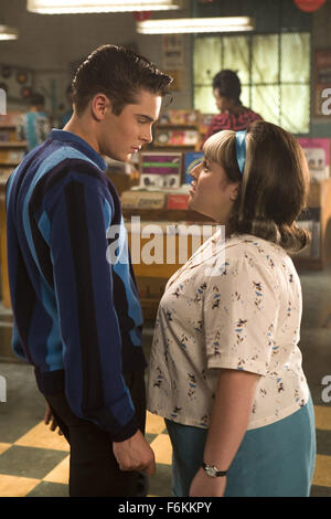 11. Januar 2007; Toronto, ON, Kanada; Datum der Freigabe: 20. Juli 2007. Regie: Adam Shankman. STUDIO: Storyline Entertainment/New Line Cinema. PLOT: Angenehm plump Teenager Tracy Turnblad (Blonsky) lehrt 1962 Baltimore, ein oder zwei Dinge über Integration nach der Landung einen Platz auf einem lokalen TV-Tanz-Show. Bild: (L-R) Schauspieler ZACH EFRON als Link Larkin und Schauspielerin NIKKI BLONSKY als Tracy Turnblad. Obligatorische Credit: Foto von David James/New Line Cinema. (c) Copyright 2007 von New Line Cinema Stockfoto