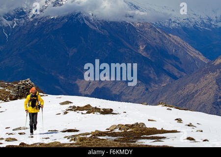 Trekker auf Kopra Grat in den Annapurnas Stockfoto