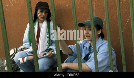 Erscheinungsdatum: 23. März 2007 (Limited). FILMTITEL: Offside - STUDIO: Jafar Panahi Film Productions/Sony Pictures Classics. PLOT: Kampf der Frauen in einem Land, das sie vom Betreten der Stadien ausschließt. Bild: SIMA MOBARAK-SHAHI und NAZANIN SEDIGHZADEH. Stockfoto